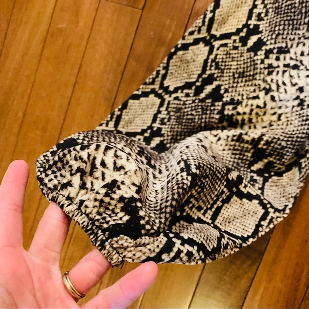 ⭐️ PRETTYLITTLETHING Nude Woven Cup Detail Long Sleeve Crop Top Python Print - Picture 6 of 10